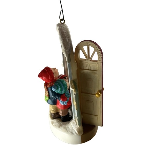 Hallmark Keepsake Ornament - Caroling at‎ The Door (2003) - Picture 6 of 10
